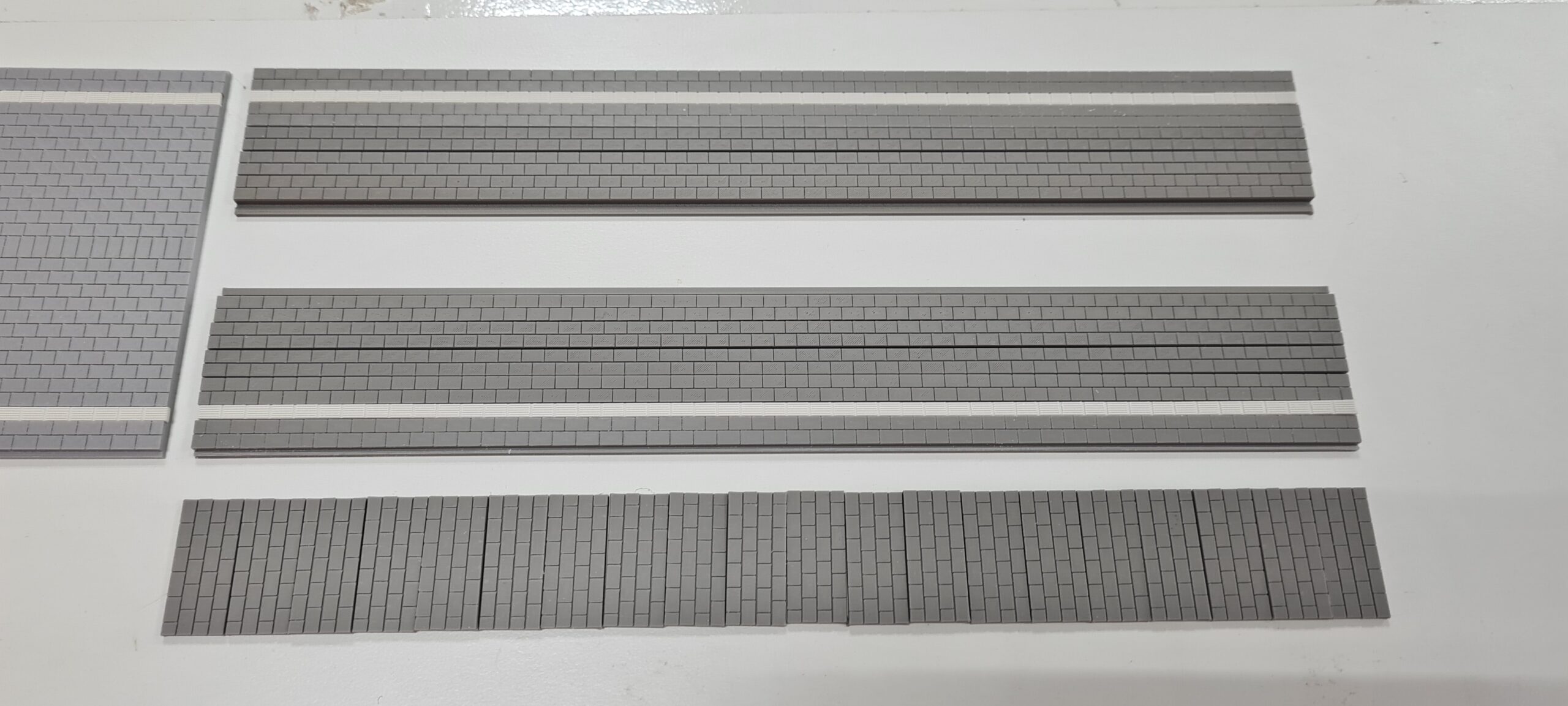 H0 Bahnsteigprofile, 28,2 cm lang, für Bogen 10,3 cm breit