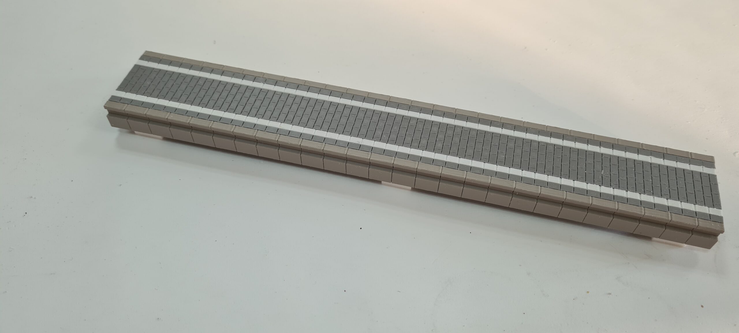 H0 Inselbahnsteig mit Kanten, 28,2 cm lang, 4,3 cm, 7,7 cm, 9,2 cm,11,3 cm breit – Bild 4