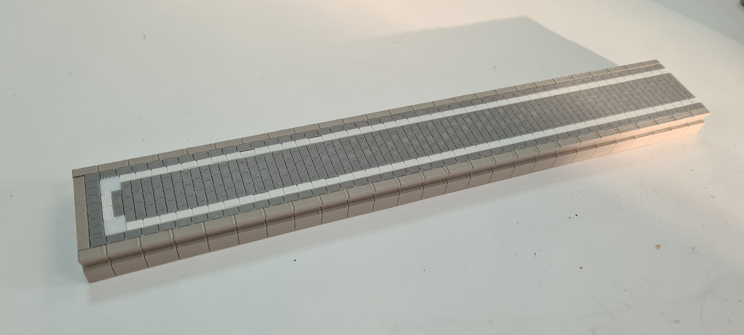 H0 Inselbahnsteig mit Kanten, 28,2 cm lang, 4,3 cm, 7,7 cm, 9,2 cm,11,3 cm breit – Bild 5