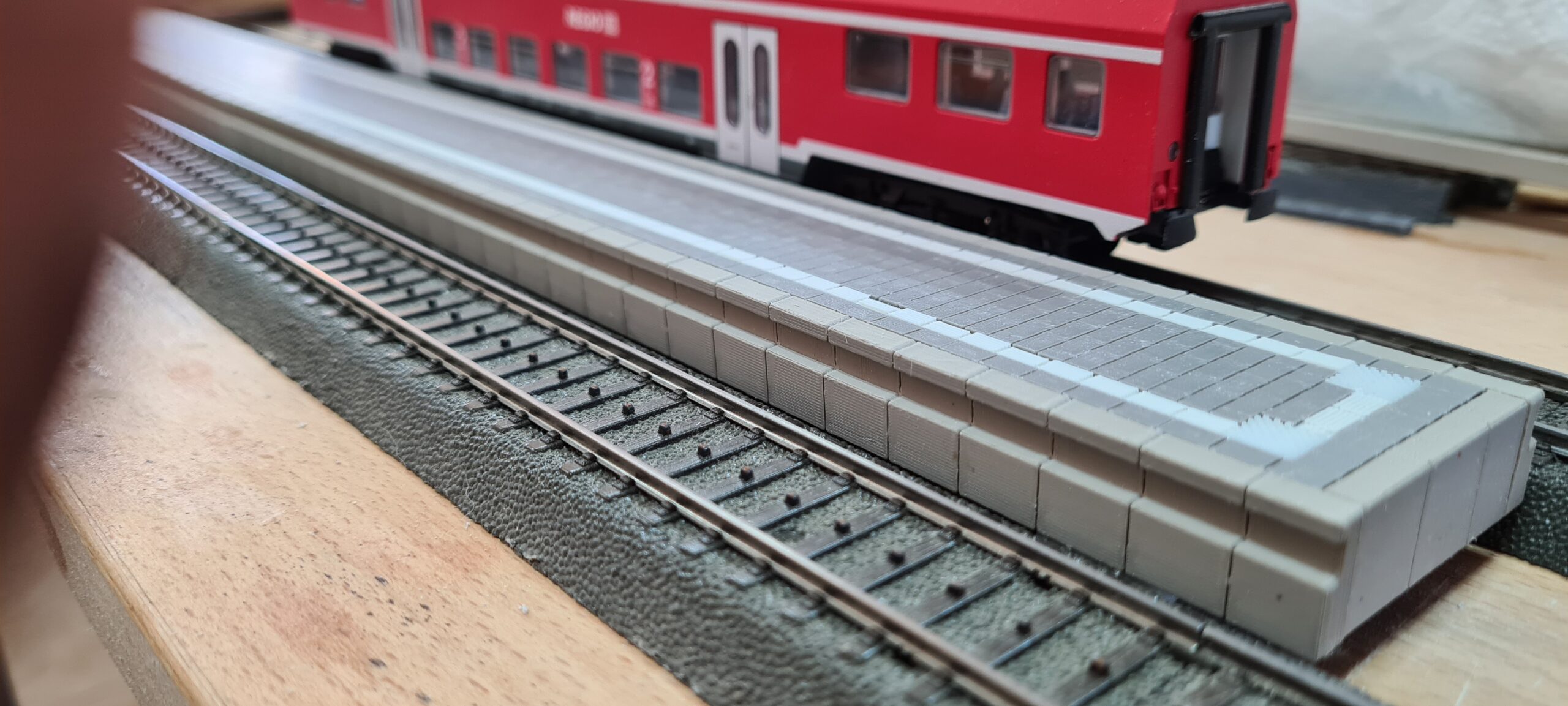 H0 Inselbahnsteig mit Kanten, 28,2 cm lang, 4,3 cm, 7,7 cm, 9,2 cm,11,3 cm breit – Bild 3