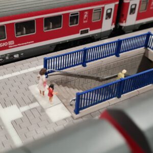 Moderne Bahnsteigtreppe mit Treppenhandlauf und Br&uuml;stungsgel&auml;nder Bahnsteigunterf&uuml;hrung